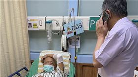 柯文哲妻子陳佩琪12日坦言，柯爸一直高燒不退，後來發現是惡性疾病，開始要做化療。對此，胸腔科名醫蘇一峰聽完柯爸狀況後也直言「預後可能不是很好」。（圖／翻攝自柯文哲臉書）