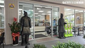 台中,全家,超商,兵馬俑,冰馬俑,奇景（圖／記者吳泊萱拍攝）
