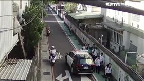 新北某高中3名男學生遭砍，警方獲報後趕赴現場。（圖／翻攝畫面）