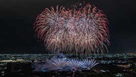 國慶焰火在雲林  試放3分鐘吸睛（3）國慶籌備委員會13日晚間在雲林虎尾高鐵特定區試放3分鐘的精彩高空煙火，為10月將正式登場、長達41分鐘的2024國慶焰火試水溫，璀璨煙花照亮夜空，吸引群眾目光。（縣府提供）中央社記者姜宜菁傳真  113年9月13日