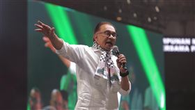 馬來西亞首相安華捍衛巴勒斯坦生存權利馬來西亞24日晚間舉辦與巴勒斯坦人民同在集會，首相安華演說時火力全開，譴責在加薩走廊發生的野蠻暴力行為，全力捍衛巴勒斯坦人生存權利。中央社記者黃自強吉隆坡攝  112年10月25日