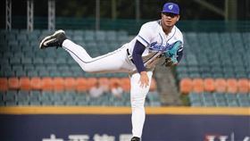 悍將投手羅戈一開始在球衣內穿著深藍色內襯衣，而非一般悍將的內襯衣，5局上要上場投球前，被裁判要求更換。（圖／富邦悍將提供）