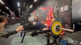 館長健身房會員臥推「遭槓鈴壓頸」。（圖／翻攝自臉書粉絲專頁「噁名昭彰」）