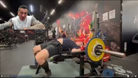 館長健身房會員臥推「遭槓鈴壓頸」。（圖／翻攝自館長惡名昭彰YouTube）