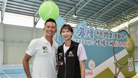 基隆市青少年網球運動發展協會理事長陳迪（左）、基隆市議員陳宜（右），兩人都時前職業網球好手。（圖／基隆市青少年網球運動發展協會提供）
