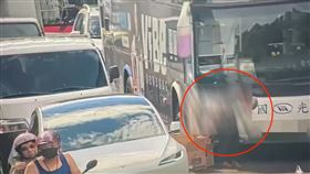 圓山驚悚車禍！7旬翁穿車陣「下半身遭客運輾」目擊者嚇壞：腳都扁了。（圖／翻攝畫面）