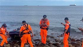 海巡人員協助將王男攙扶上岸。（圖／翻攝畫面）