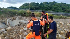 王男上岸後嚴重脫水。（圖／翻攝畫面）