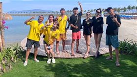 《綜藝玩很大》左起曾子余、草莓、阿樂、KID、坤達、何美、舒子晨、黃鐙輝。（圖／好看娛樂提供）