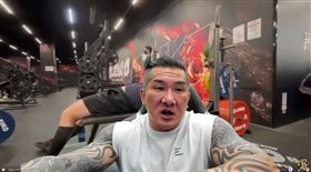 有人指出在館長健身房運動發生意外時，無法得到即時救援，館長遭抨擊。（圖／翻攝自《館長惡名昭彰》YouTube）
