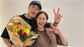 吳姍儒剛產下第二胎，（左）為老公。（圖／翻攝臉書）