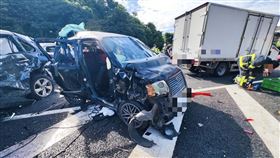 遭撞的轎車，車體嚴重變形。（圖／警方提供）