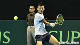 ▲台維斯盃網球賽台灣對波赫，第1點單打曾俊欣。（圖／記者劉彥池攝影）