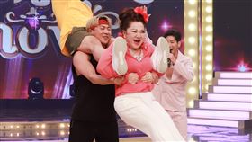 白冰冰挑戰高難度表演空中飛兩圈。（圖／民視提供）