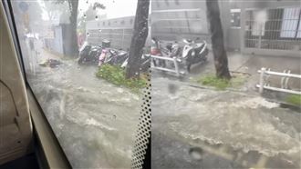 新／台中2路段水淹輪胎高！民眾涉水外出