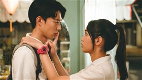 黃信赫、雷嘉汭劇中瞞著家人談戀愛。（圖／CATCHPLAY+提供）