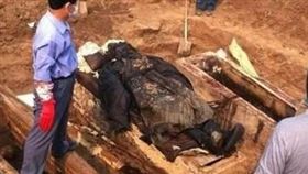 2006年，北京一出工地挖掘出了一座古墓，棺木裡的乾屍官服底下居然穿著龍袍。 (圖／翻攝擺渡百科)
