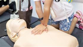 民眾參與在捷運中山站舉行的「閃電CPR挑戰」。（圖／厚生基金會提供）