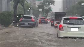 新／台中車站公車道全淹　網驚宛如漂漂河（圖／翻攝畫面）