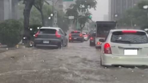 台中炸雨水淹輪胎高　3區域淹水二級警戒
