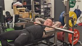 館長健身房爆「槓鈴壓頸」意外！他親自示範用護槓　56秒無言影片喊冤