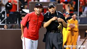 ▲味全龍總教練葉君璋上場更換代跑。（圖／記者劉彥池攝影）