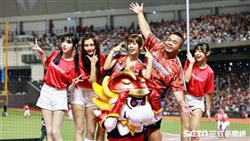 ▲味全龍練習生登上大巨蛋。（圖／記者劉彥池攝影）