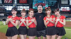 ▲小龍女和卡洛爾（Corbin Carroll）合影。（圖／味全龍球團提供）