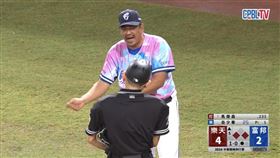 ▲陳金鋒不滿裁判判定未出棒上場抗議。（圖／翻攝自CPBLTV）