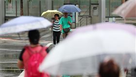 水氣偏多　防局部大雨（2）中央氣象署表示，14日北部、東北部地區及馬祖、澎湖留意有局部短暫陣雨或雷雨，其他地區及金門為多雲到晴，午後有局部短暫雷陣雨，西半部及東北部地區有局部大雨發生機率，留意天氣變化，外出攜帶雨具備用。圖為台北市信義區下雨，民眾外出撐傘。中央社記者張新偉攝　113年9月14日