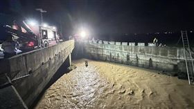 彰化老翁疑失足墜圳溝  消防搜救中彰化縣花壇鄉中山路14日疑有一名老翁失足墜入圳溝，消防局獲報後派員前往搜尋，不過截至晚間9時30分仍尚未尋獲。（民眾提供）中央社記者吳哲豪傳真  113年9月14日