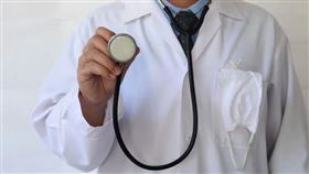 專家警告，社群媒體正出現大量以數位科技創造出知名醫師的「深偽」影片，利用他們的可靠身分來推銷宣稱能治療嚴重健康問題的特效療法，實際上卻危險。示意圖／ingimage