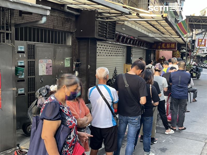 開賣前1個半小時排隊人數超過60人，頭香清晨5點就到場。（圖／記者賴俊佑攝影）