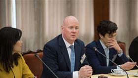 葉望輝：中國打壓台灣　美國應讓北京付上代價前美國副總統錢尼的副國安顧問葉望輝（中）19日與媒體座談，對於中國打壓台灣國際空間，他表示，美國應讓中國為此付出代價，例如派出美國高階官員來台交流。中央社記者林俊耀攝　108年12月19日