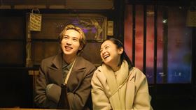 吉野北人在《我的一夜騎士》勾搭飾演人妻的安達祐實。（圖／中影提供）