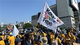 台灣入聯遊行聲勢大遊行群眾在中國駐紐約總領事館前聚集，揮舞守護台灣自由旗幟。中央社記者廖漢原紐約攝  113年9月15日