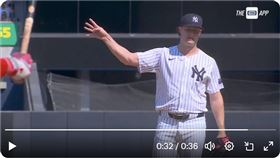 ▲柯爾（Gerrit Cole）自己敬遠保送戴佛斯（Rafael Devers），結果被他跑回追平分。（圖／翻攝自MLB推特）