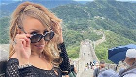瑪麗亞凱莉穿禮服及高跟鞋爬長城（圖／翻攝馬里亞凱莉Threads）