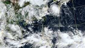 菲律賓海面至南海一帶有兩低壓發展中，不排除成颱。（圖／氣象署）