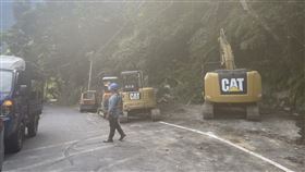 桃園復興雪霧鬧聯外道路今天早上坍方。（圖／翻攝畫面）