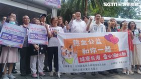 民進黨中央黨部今（15）日攜手新北市嘉義同鄉總會，在板橋大遠百前辦捐血公益活動。（圖／記者盧素梅攝影)