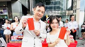 胡鴻達與劇中的女兒羅慕珊。（圖／民視提供）