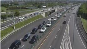 國道五號宜蘭－頭城北向路段車多壅塞，已出現「紫爆」情形，車速僅10公里。（圖／1968即時路況）