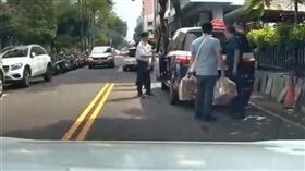 台中,警備車,一分局,黃線臨停,外交,逆向（圖／翻攝社會事新聞影音）