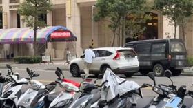 情侶吵架男友手遭車窗夾住 女友踩油門加速「一路拖著跑」（圖／翻攝自爆廢公社）

