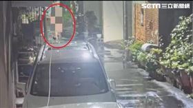 北市郭男全裸衝進檳榔攤，還持刀想將檳榔西施拖進房間。（圖／翻攝畫面）