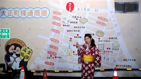 參與的民眾在彩繪藝術牆前穿浴衣拍照打卡。（圖／主辦單位提供）