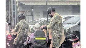 高屏大橋暖南幫阿嬤穿雨衣
（圖／翻攝自Threads@wwgoatww）