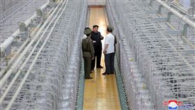 ▲金正恩走在兩長排金屬離心機之間，這種設施是用來進行鈾濃縮。（圖／路透社／達志影像）