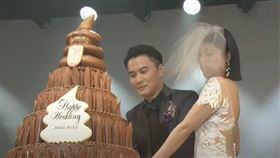 加藤純一在2年前的直播婚禮現場情形超詭異。（圖／翻攝自YouTube）